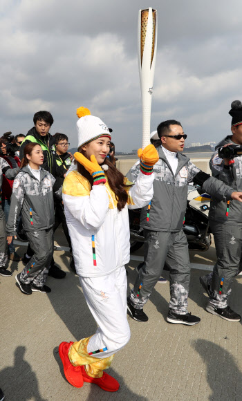 성화봉송하는 수지