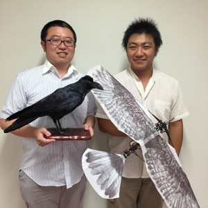 쓰카하라 나오키(왼쪽) 조교가 자신의 연구자와 함께 까마귀 형태의 드론을 들고 포즈를 취하고 있다. 일본 국립종합연구대학원대학 제공