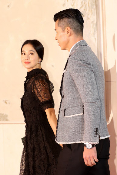 정혜영-션, 꼭 붙어 입장