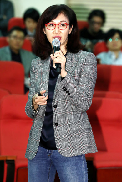 전시 설명하는 노소영 관장