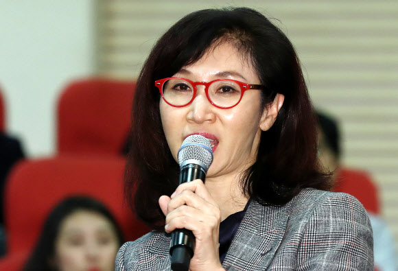 전시 설명하는 노소영 관장