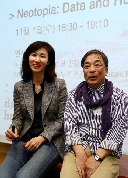 마사키 후지하타와 대담 나누는 노소영 관장