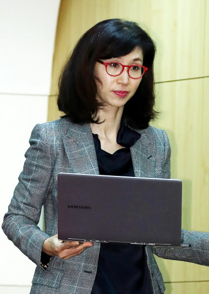 노트북 들고 이동하는 노소영 관장