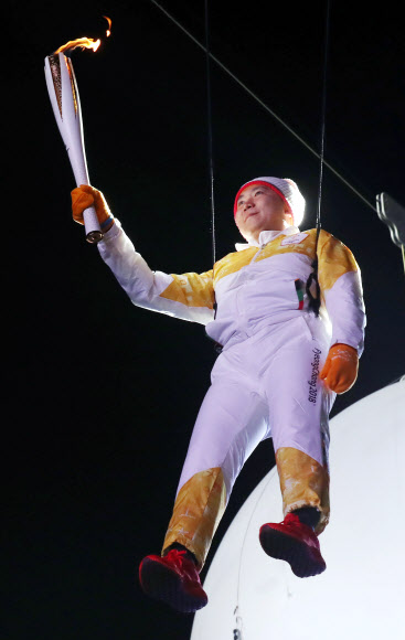 공중에서 성화 봉송하는 유승민