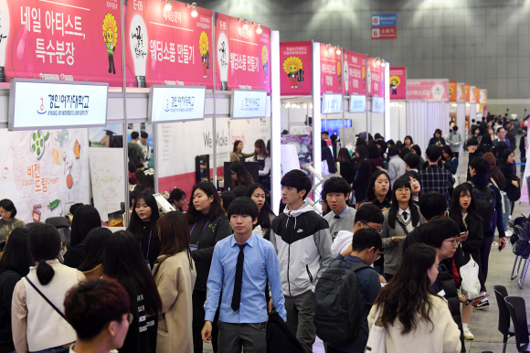 이날 문을 연 박람회는 자신의 적성과 재능에 맞는 직업을 찾고자 하는 학생들로 북적였다. 박윤슬 기자 seul@seoul.co.kr