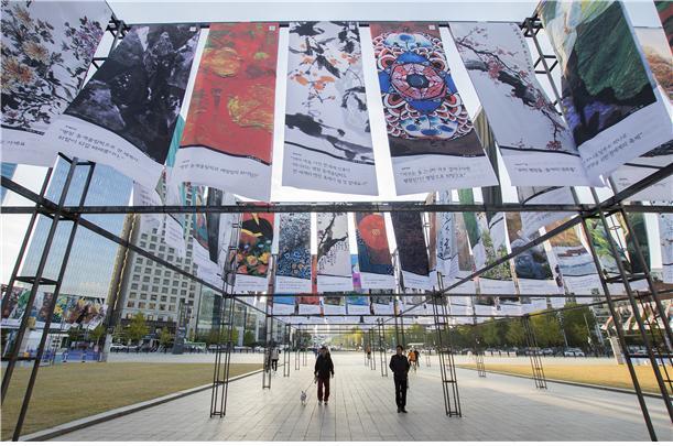 2일 시민들이 서울 송파구 올림픽공원 ‘평화의 문’ 광장에 설치된 ‘2018 평창문화올림픽 아트배너전 올 커넥티드(ALL·Connected)’를 관람하고 있다. 시각미술가들의 작품 2018점이 공원을 수놓으며 장관을 이룬 모습이다. 문화체육관광부 제공