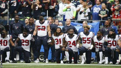미국프로풋볼(NFL) 휴스턴 텍산스 선수들이 지난달 시애틀 시호크스와의 경기에 앞서 국가가 연주되자 무릎을 꿇는 시위를 하고 있다. AFP 자료사진 