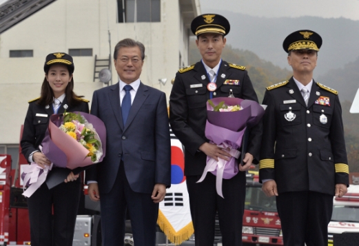 3일 충남 천안 중앙소방학교에서 열린 소방의 날 기념식에 참석한 문재인 대통령이 배우 정우성, 한지민씨에게 명예소방관 위촉장을 수여하고 기념촬영을 하고있다. <br>청와대사진기자단