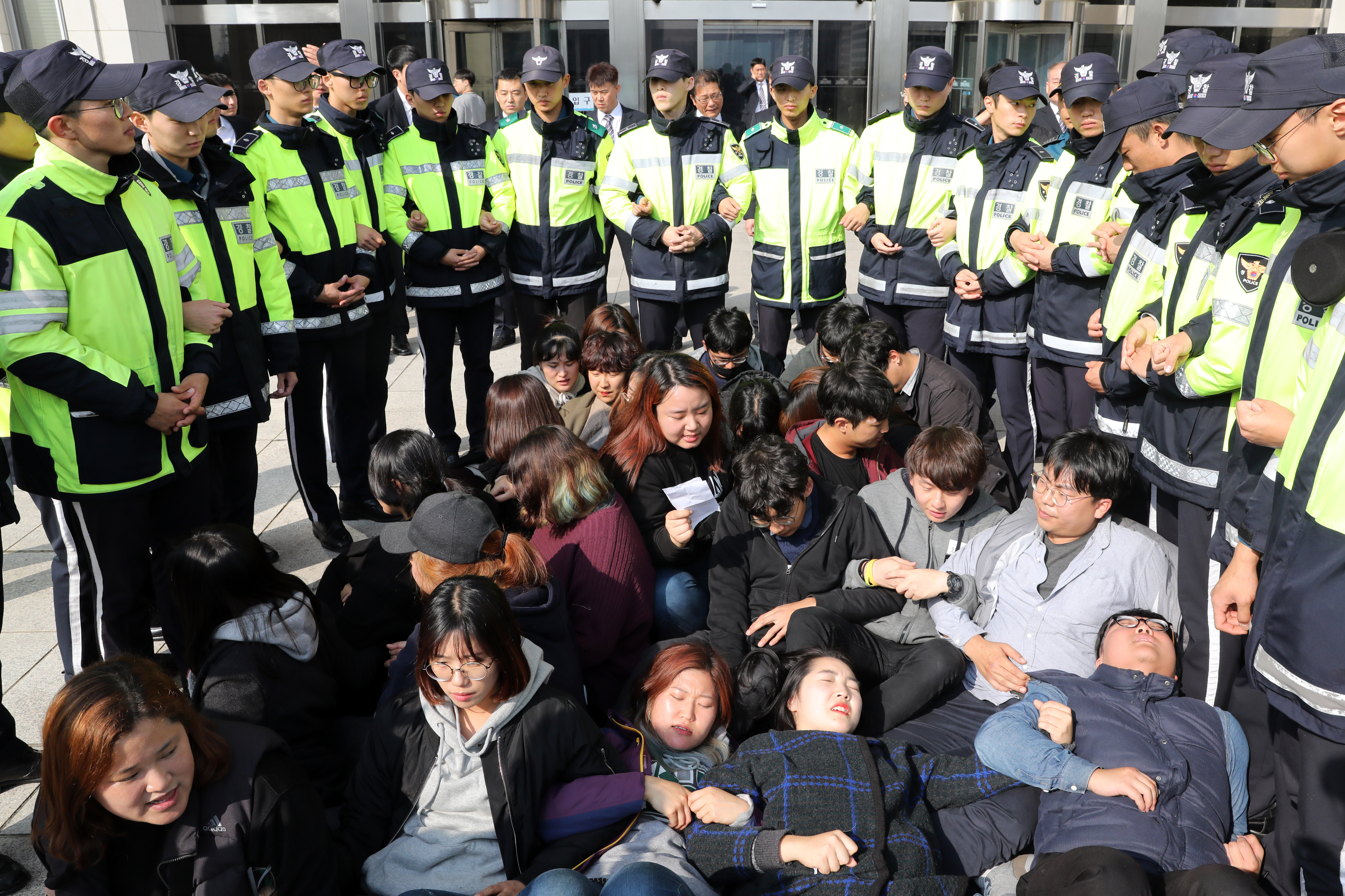 ‘트럼프 반대’ 국회 앞 누운 대학생들