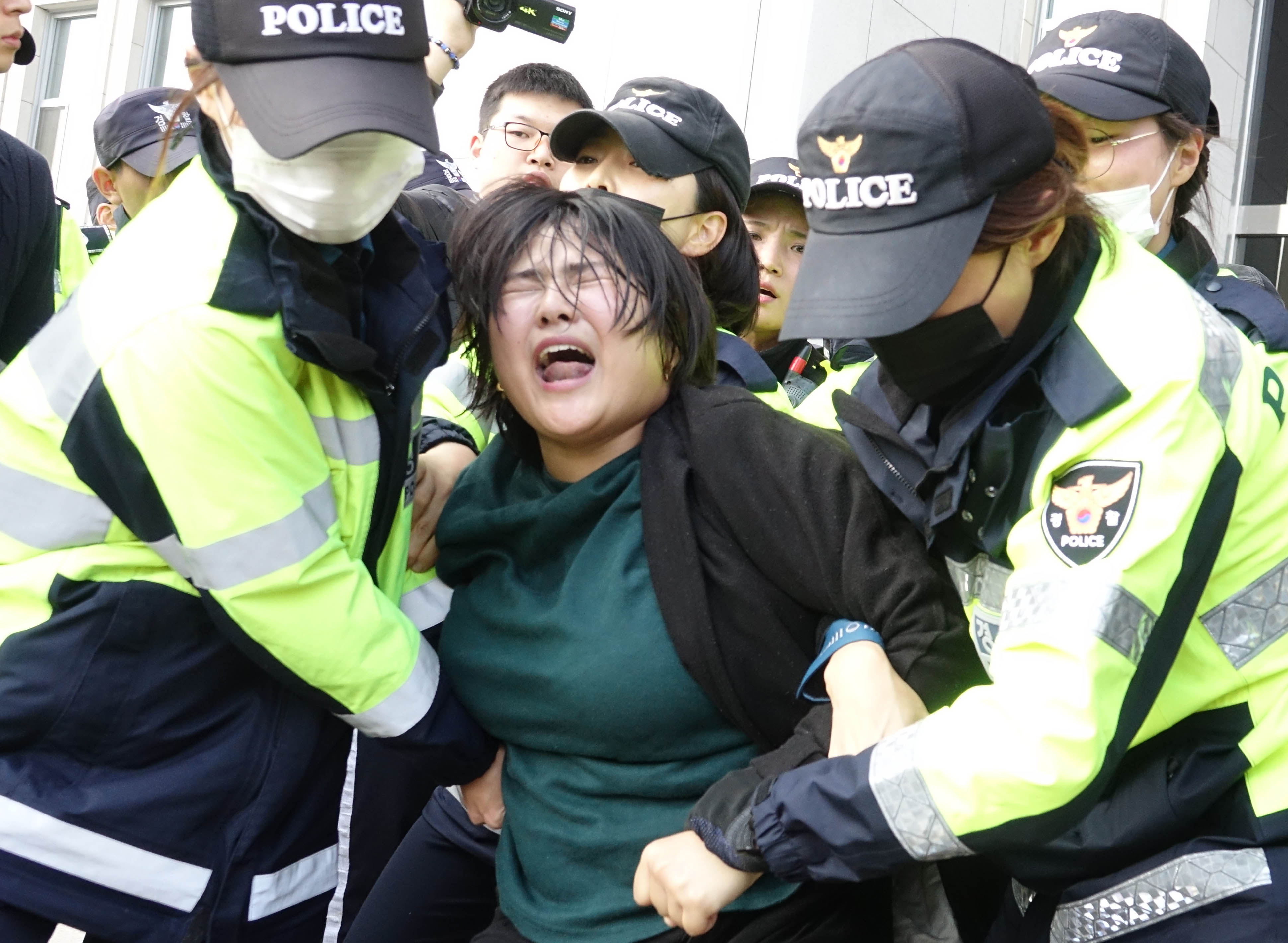 연행되는 트럼프 방한 반대 학생