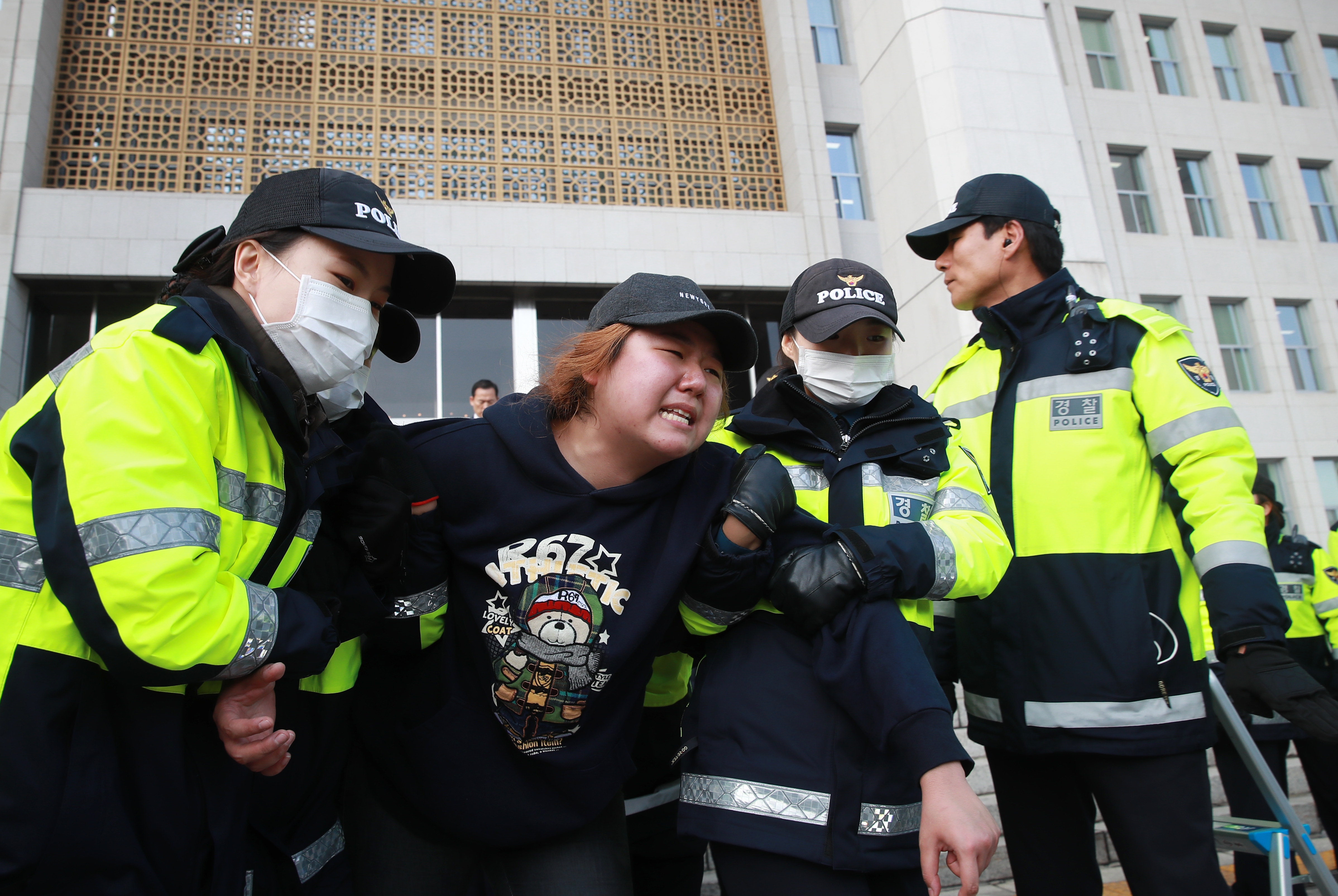 경찰, 트럼프 반대 연좌 시위 대학생 연행