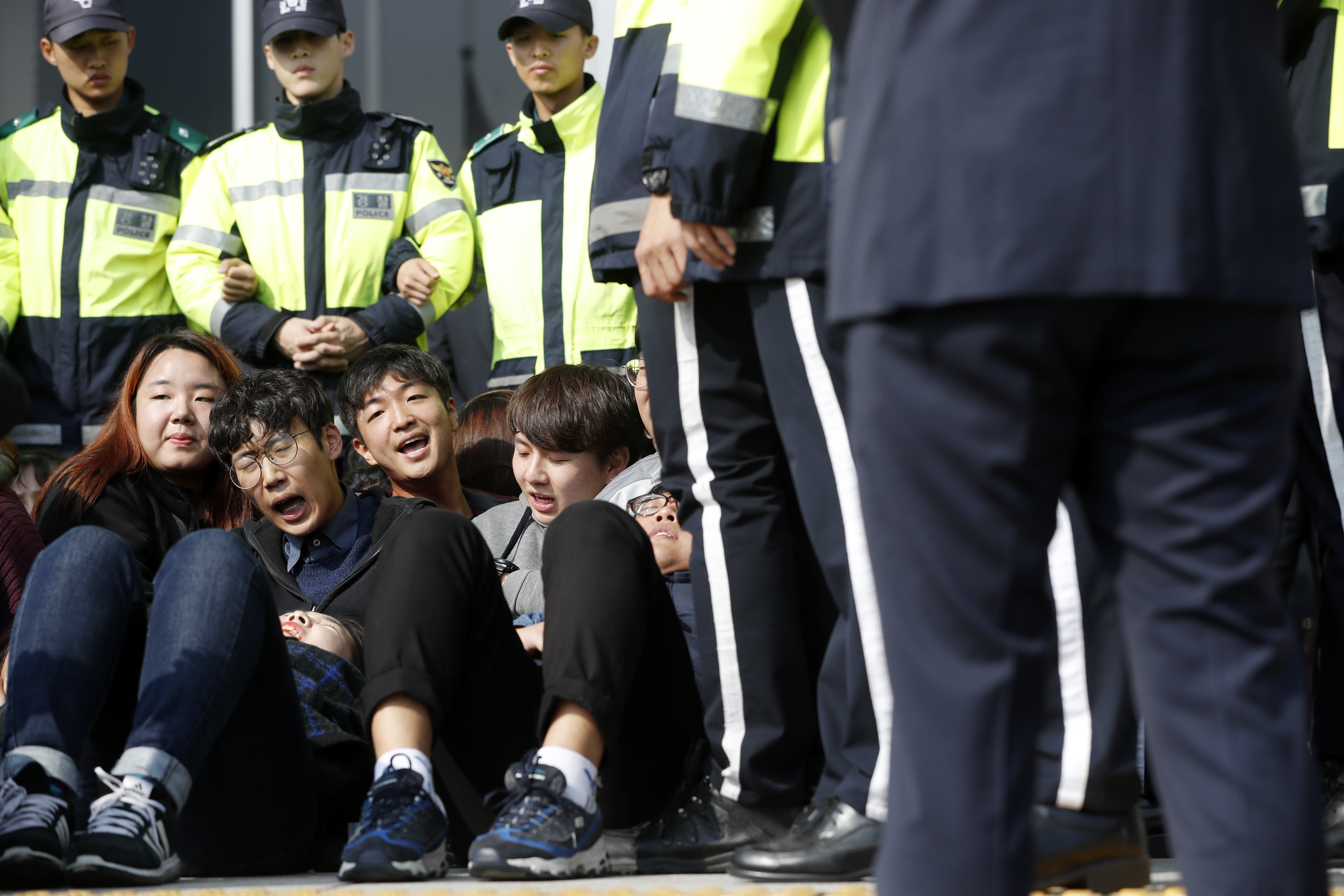 ‘트럼프 반대’ 대학생들, 국회 앞 기습시위