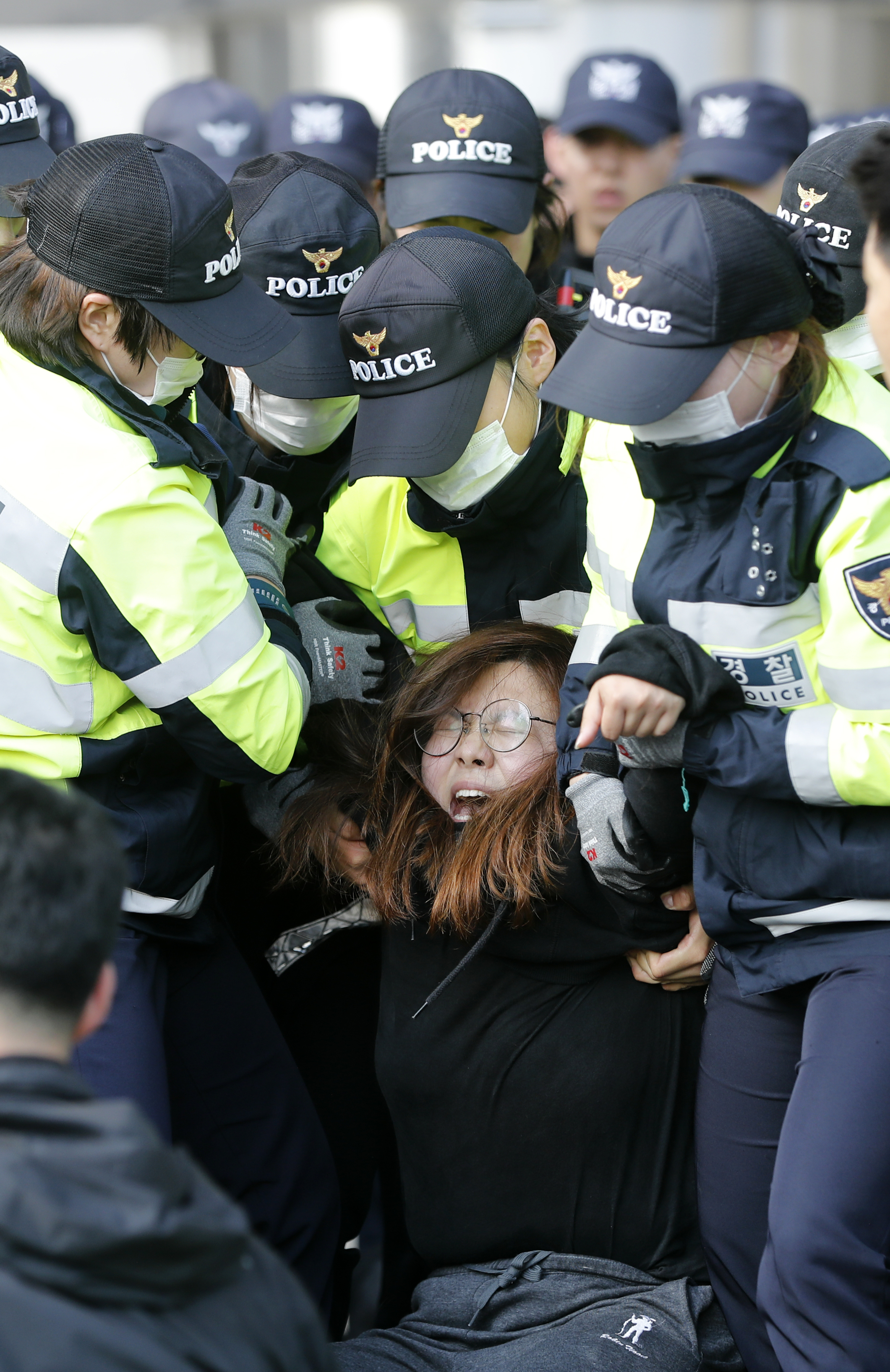 ‘트럼프 반대 기습시위’ 대학생 경찰 연행