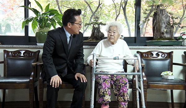 지난 2일 위안부 피해자 할머니들의 보금자리인 경기도 광주 나눔의 집에서 안신권 소장이 일본군 위안부 피해자 김옥선 할머니와 이야기를 나누고 있다. 사진=문성호 기자 sungho@seoul.co.kr