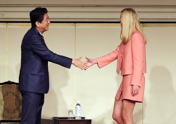 3일 일본 도쿄에서 열린 2017 국제여성회의(WAW)에서 아베 신조 일본 총리가 도널드 트럼프 미국 대통령의 장녀 이방카 트럼프와 만나 인사를 나누고 있다. AP 연합뉴스