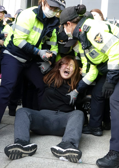 연행되는 트럼프 방한 반대 학생