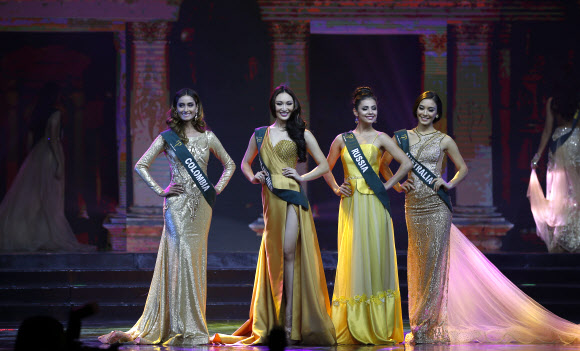 4일(현지시간) 필리핀 파사이시티의 아시아 아레나 몰에서 열린 ‘2017 미스 어스 선발대회(Miss Earth 2017 beauty contest)’에서 결승에 오른 4명의 미녀가 이브닝 드레스를 입고 포즈를 취하고 있다. AP 연합뉴스