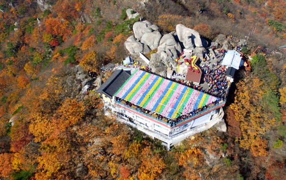 수학능력시험을 열흘여 앞둔 5일 대구 팔공산 갓바위 석조여래좌상을 찾은 학부모들이 자녀의 수능 고득점을 기원하며 기도를 올리고 있다. 석조여래좌상은 평생 한 가지 소원은 꼭 들어준다 하여 수능을 앞둔 많은 학부모들이 찾아서 기도를 드리는 명소이다.  연합뉴스