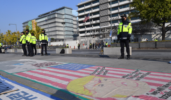 도널드 트럼프 미국 대통령 방한을 이틀 앞둔 5일 오후 서울 종로구 세종대로 주한미국대사관 주변 경비가 강화돼 있다. 2017. 11. 5  손형준 기자 boltagoo@seoul.co.kr