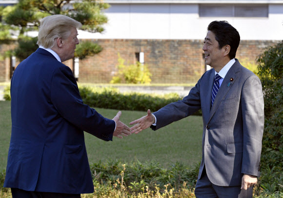 트럼프 美대통령 맞이하는 아베 日총리