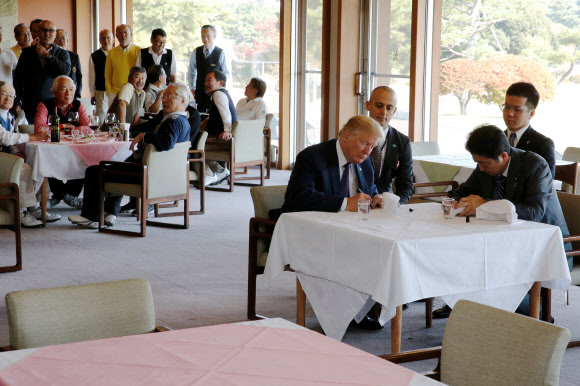 트럼프 대통령과 아베 총리, 골프모자에 사인