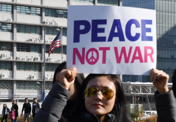 도널드 트럼프 미국 대통령 방한을 이틀 앞둔 5일 오후 서울 종로구 세종로 공원에서 시민평화행동 전쟁반대, 평화협상 요구 집회가 열리고 있다. 2017. 11. 5  손형준 기자 boltagoo@seoul.co.kr