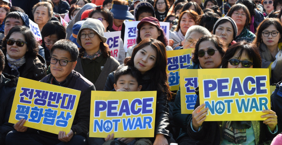 도널드 트럼프 미국 대통령 방한을 이틀 앞둔 5일 오후 서울 종로구 세종로 공원에서 시민평화행동 전쟁반대, 평화협상 요구 집회가 열리고 있다. 2017. 11. 5  손형준 기자 boltagoo@seoul.co.kr