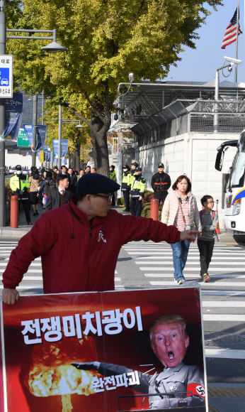 도널드 트럼프 미국 대통령 방한을 이틀 앞둔 5일 오후 서울 종로구 세종대로 주한미국대사관 주변 경비가 강화돼 있다. 2017. 11. 5  손형준 기자 boltagoo@seoul.co.kr