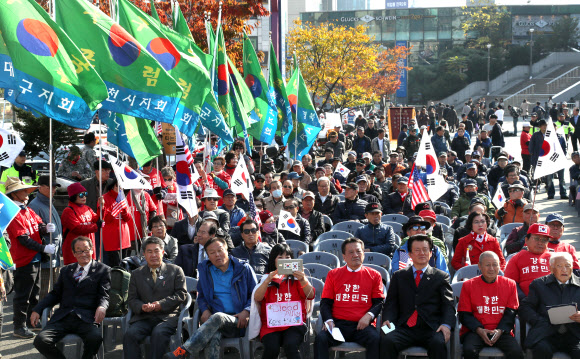 5일 오후 서울역 광장에서 열린 트럼프 미국 대통령의 방한 환영 집회에서 참가자들이 태극기와 성조기를 흔들고 있다.  연합뉴스