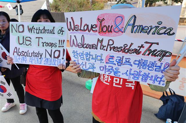 5일 오후 서울 중구 봉래동 서울역광장에서 열린 한미 동맹강화 및 트럼프 대통령 환영대회에서 참가자들이 손피켓을 들고 트럼프 대통령 환영을 외치고 있다.  뉴스1