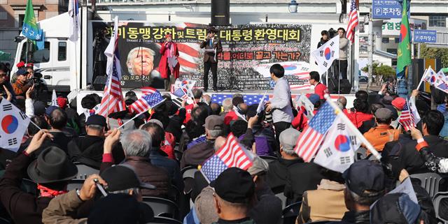 5일 오후 서울 중구 봉래동 서울역광장에서 열린 한미 동맹강화 및 트럼프 대통령 환영대회에서 참가자들이 태극기와 성조기를 흔들고 있다.  뉴스1