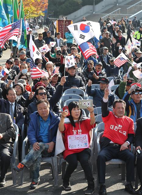 5일 오후 서울 중구 봉래동 서울역광장에서 열린 한미 동맹강화 및 트럼프 대통령 환영대회에서 참석자들이 태극기와 성조기를 흔들고 있다.   뉴스1