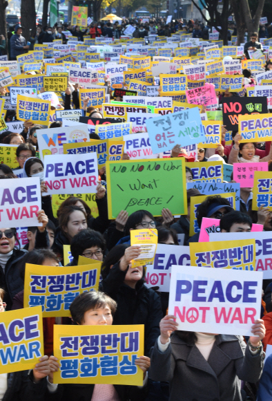 도널드 트럼프 미국 대통령 방한을 이틀 앞둔 5일 오후 서울 종로구 세종로 공원에서 시민평화행동 전쟁반대, 평화협상 요구 집회가 열리고 있다. 2017. 11. 5  손형준 기자 boltagoo@seoul.co.kr