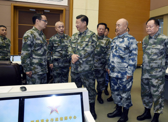 군복 입은 시진핑, 군 지휘센터 방문