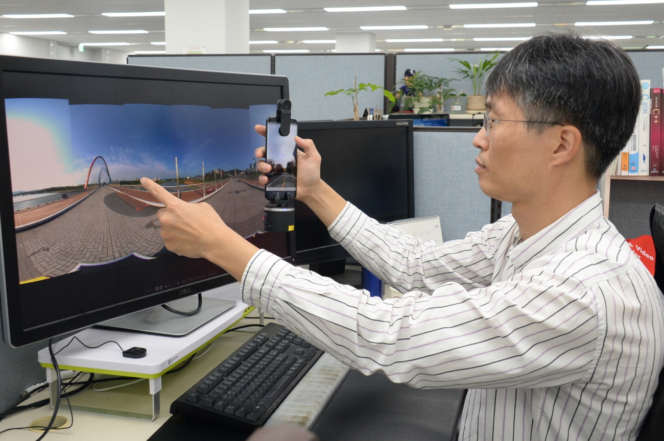 연구자가 로테이터 없이 스마트폰 앱을 활용해 360도 VR 콘텐츠를 생성하고 있는 모습 ETRI 제공 