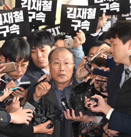 이명박 정부 시절 국가정보원과 공모해 정권 차원의 ’공영방송 장악’의 실행자 역할을 한 것 아니냐는 의심을 받는 김재철 전 MBC 사장이 조사를 받기 위해 6일 서울 서초구 중앙지검으로 들어 오면서 기자들의 질문을 받고 있다. 최해국 선임기자seaworld@seoul.co.kr