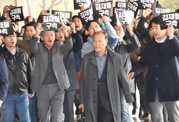 이명박 정부 시절 국가정보원과 공모해 정권 차원의 ’공영방송 장악’의 실행자 역할을 한 것 아니냐는 의심을 받는 김재철 전 MBC 사장이 조사를 받기 위해 6일 서울 서초구 중앙지검으로 들어서자 노조원들이 피켓를 벌이고 있다. 최해국 선임기자 seaworld@seoul.co.kr