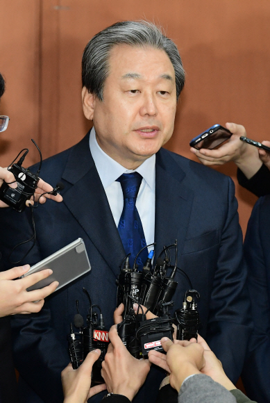바른정당 김무성 의원이 6일 국회 정론관에서 탈당선언 기자회견을 마치고 취재진의 질문에 답변하고 있다. 이종원 선임기자 jongwon@seoul.co.kr