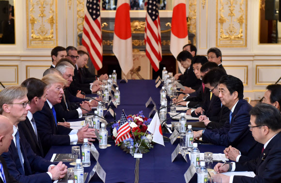 도널드 트럼프(왼쪽 세 번째) 미국 대통령과 아베 신조(오른쪽 세 번째) 일본 총리가 6일 일본 도쿄 영빈관에서 정상회담을 하고 있다. 회담 후 열린 공동 기자회견에서 양국 정상은 대북 압박을 강화하는 데 뜻을 모았다고 밝혔다. 그러나 무역 문제에 대해서는 입장 차를 보였다. 트럼프 대통령은 “일본과 불공평한 무역관계 해소에 노력할 것”이라고 말했다. 도쿄 AFP 연합뉴스