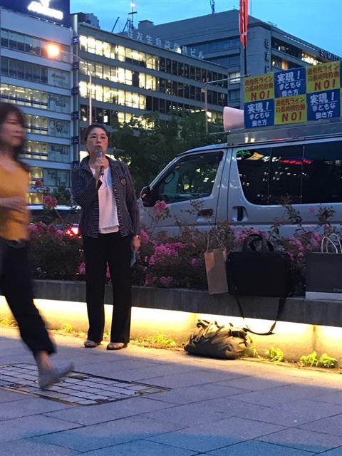 데라니시 에미코 전국 과로사를 생각하는 가족 모임 대표가 일본 오사카의 한 지하철역 앞에서 퇴근하는 직장인들을 상대로 과로 예방 캠페인을 벌이고 있다. 오사카 유대근 기자 dynamic@seoul.co.kr