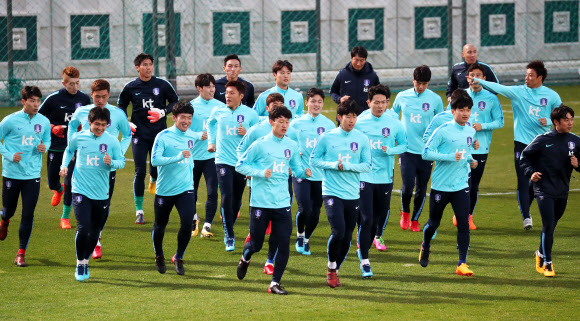 콜롬비아, 세르비아와의 평가전을 앞둔 한국 축구대표팀이 6일 소집돼 수원월드컵경기장 보조경기장에서 몸을 풀며 훈련에 나서고 있다. 연합뉴스