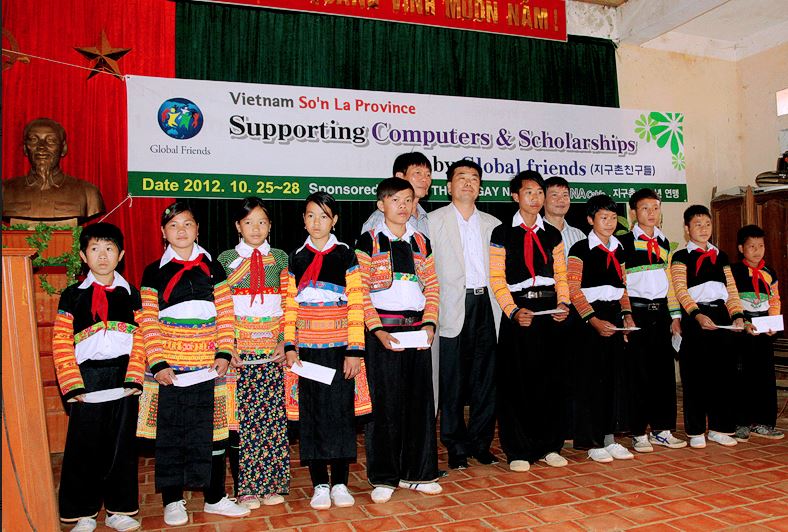 봉사단체 지구촌 친구들’이 지난 2012년 베트남 송라지역 학교를 찾아 컴퓨터와 장학금을 전달하고 학생들과 함께 포즈를 취하고 있다. 지구촌 친구들 제공 