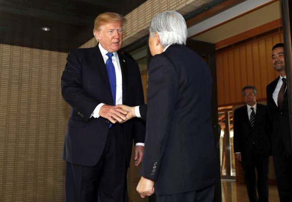 도널드 트럼프 미국 대통령이 6일 일왕 아키히토와 악수를 하고 있다. AP연합뉴스