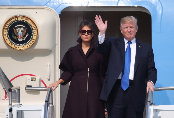 아시아 순방길에 오른 도널드 트럼프 미국 대통령과 영부인 멜라니아 트럼프 여사가 7일 오후 경기 평택시 주한 공군기지에 도착해 전용기에서 내리며 손을 흔들고 있다. 사진공동취재단