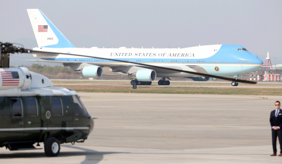 도널드 트럼프 미국 대통령과 영부인 멜라니아 트럼프 여사를 태운 전용기 ’에어포스원’이 7일 오후 경기도 평택시 주한 미 오산 공군기지에 도착하고 있다. 사진공동취재단