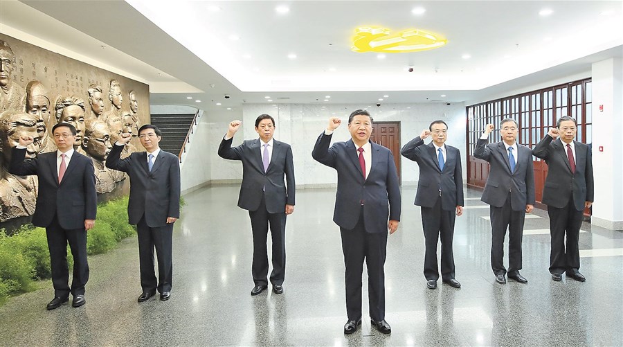 시진핑(가운데) 중국 국가 주석이 지난달 31일 19차 당 대회가 끝난 직후 19기 신임 상무위원들과 함께 상하이의 공산당 제1차 전국대표대회가 열렸던 곳을 찾아 입당선언문을 외치고 있다. 출처:신화통신