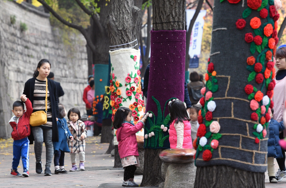 24절기 중 겨울의 문턱이라는 입동인 7일은 평년보다 포근한 날씨를 보였다. 이날 오전 서울 중구 정동길 가로수을 걷고 있는 어린이들의 모습. 2017.11.07 강성남 선임기자 snk@seoul.co.kr