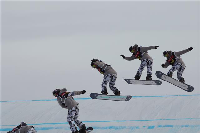 지난해 11월 평창에서 열린 스노보드 빅에어 테스트 이벤트에 출전한 선수가 공중 회전을 하고 있다. 평창동계올림픽조직위원회 제공