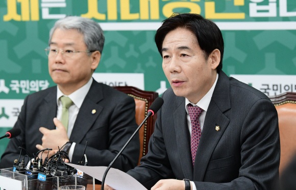 국민의당 이용호(오른쪽) 정책위의장이 7일 국회에서 열린 원내대책회의에서 발언하고 있다.  이종원 선임기자 jongwon@seoul.co.kr