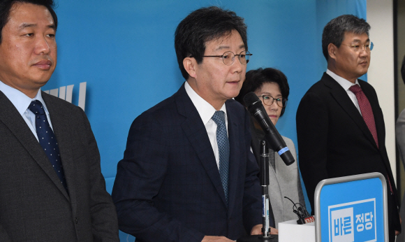 바른정당 유승민(왼쪽 두 번째) 당대표 후보가 서울 여의도 당사에서 열린 최고위원, 당대표 후보 연석회의에서 발언하고 있다. 이종원 선임기자 jongwon@seoul.co.kr